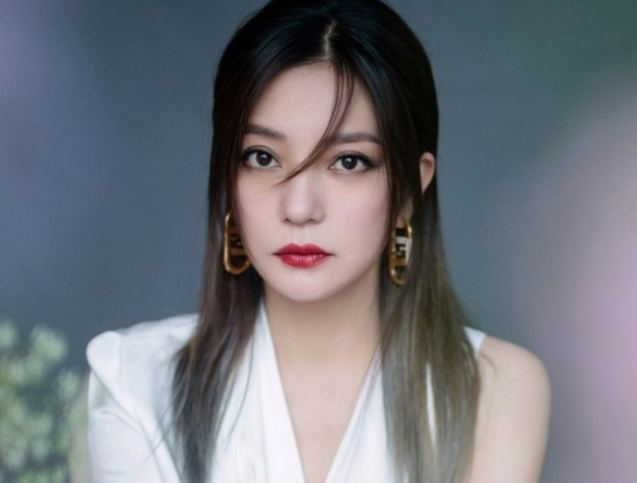 Triệu Vy bị phong tỏa tài sản, bít cửa quay trở lại showbiz 